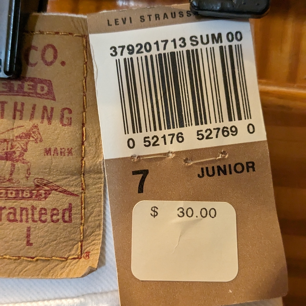 Levi's jeans shorts, NEW with tags, sz 7 juniors. - Picture 7 of 7